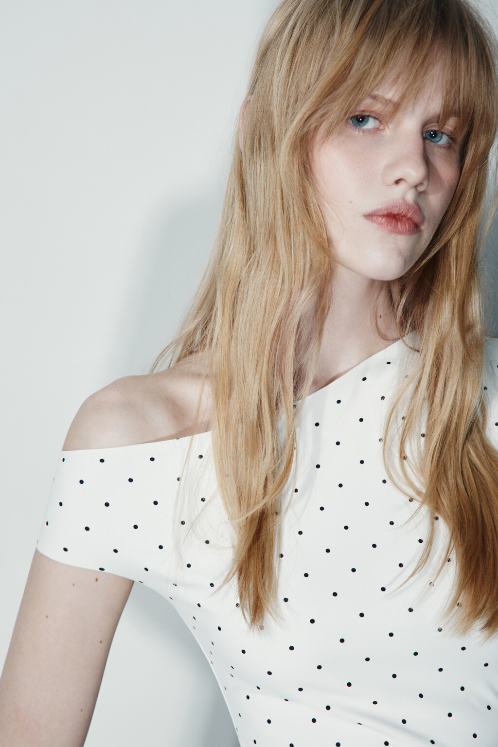 Блузка-боди с открытым плечом - цвет бежевый - 5