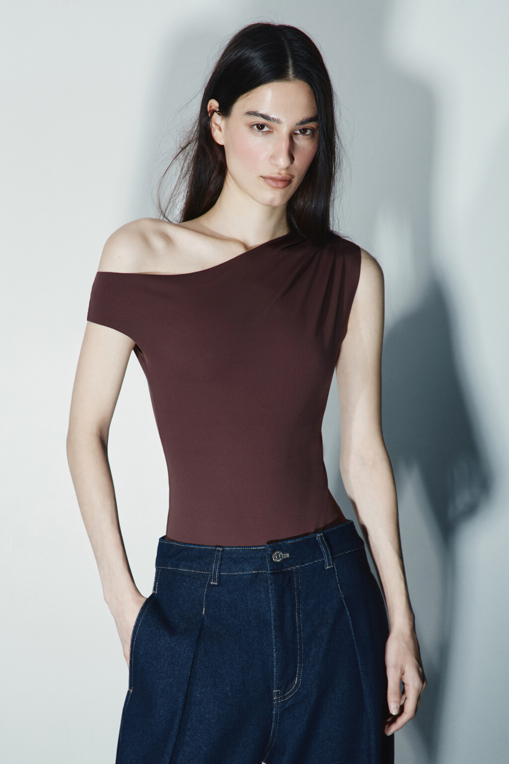 Блузка-боди с открытым плечом - цвет коричневый - 3