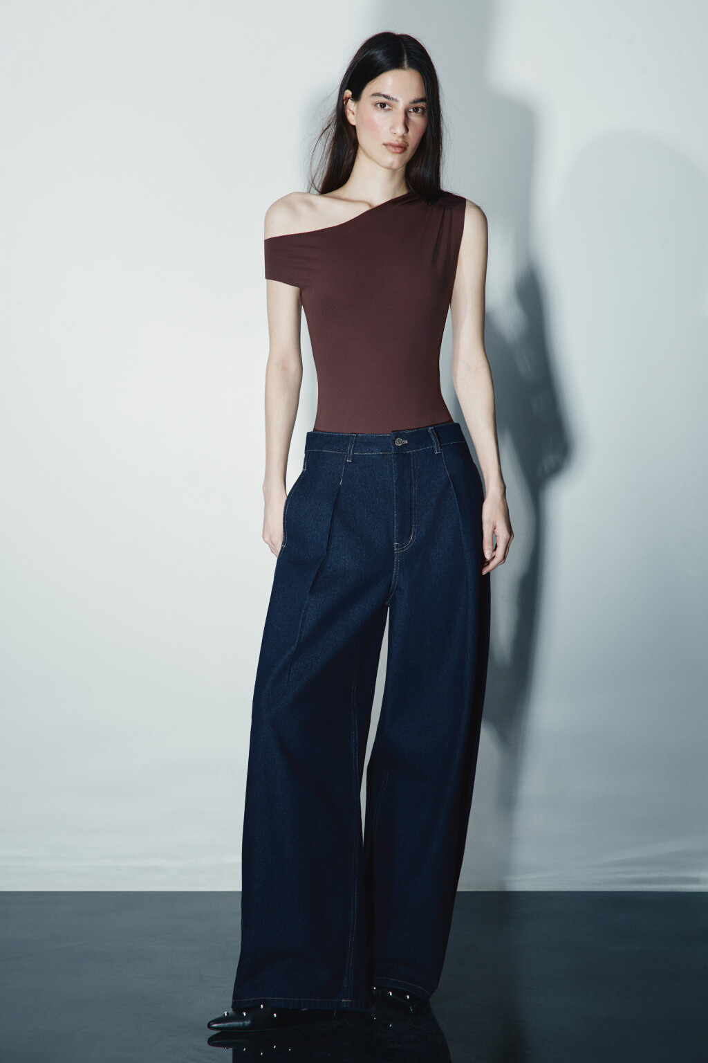 Блузка-боди с открытым плечом - цвет коричневый - 5