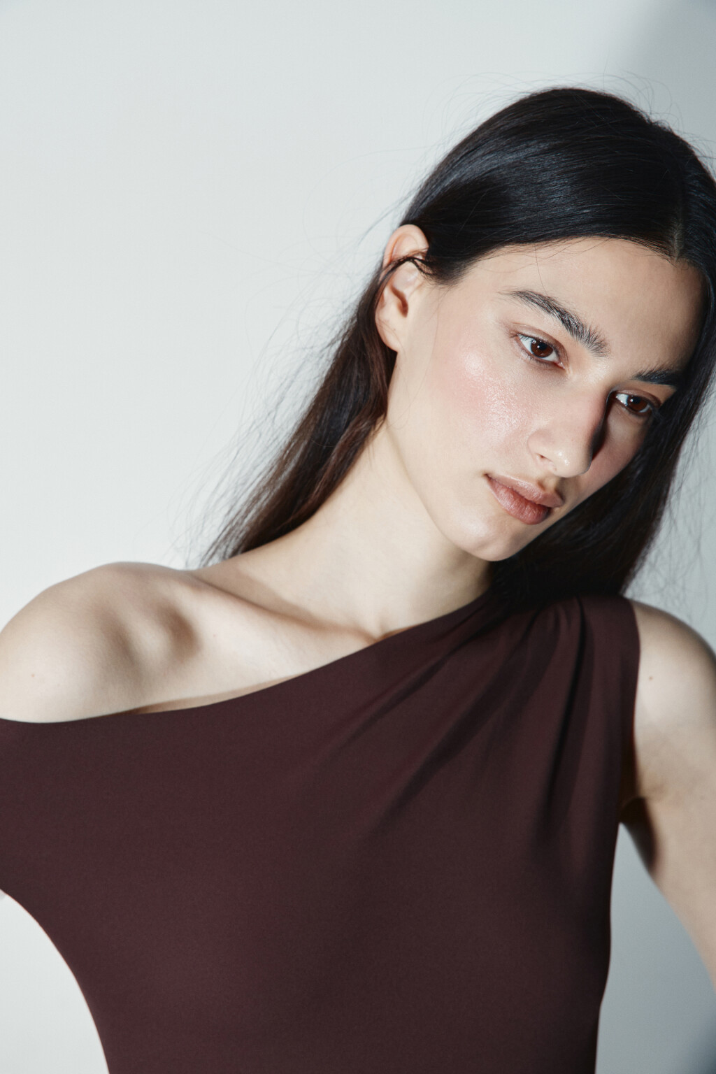 Блузка-боди с открытым плечом - цвет коричневый - 6