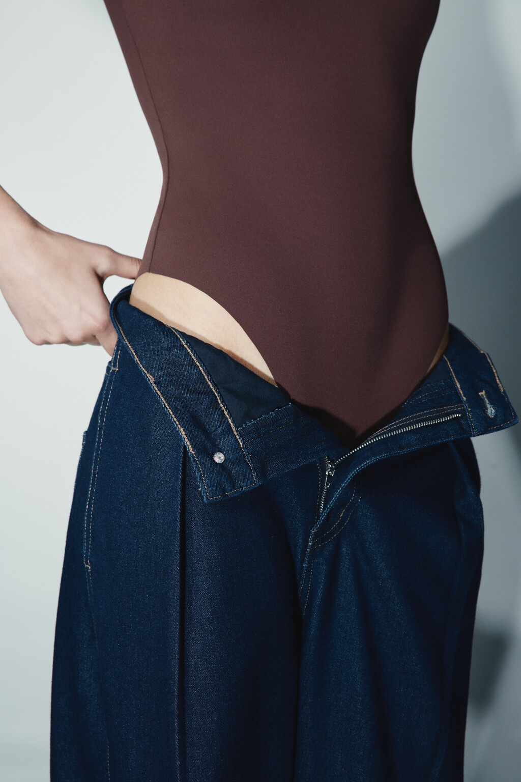 Блузка-боди с открытым плечом - цвет коричневый - 9