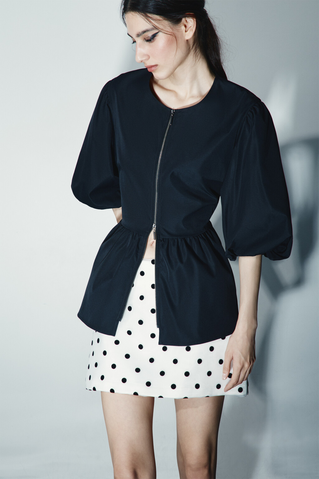 Блузка с баской и пышными рукавами - цвет черный - 1