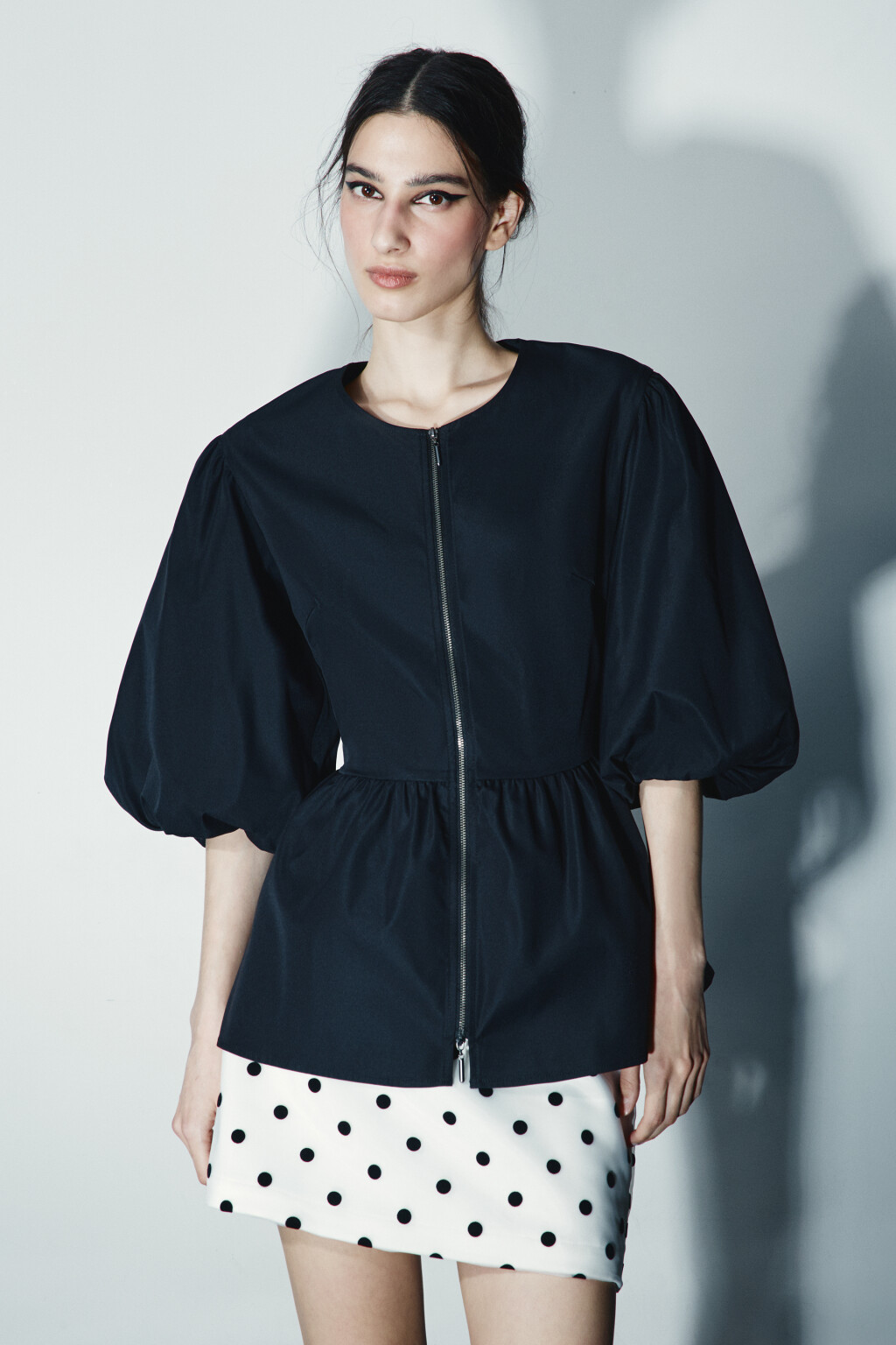 Блузка с баской и пышными рукавами - цвет черный - 2