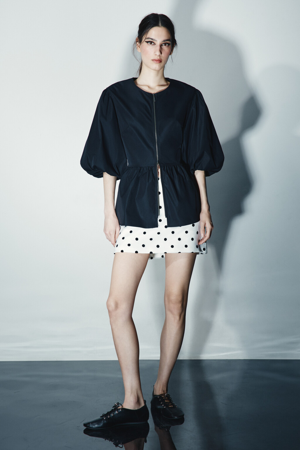 Блузка с баской и пышными рукавами - цвет черный - 4