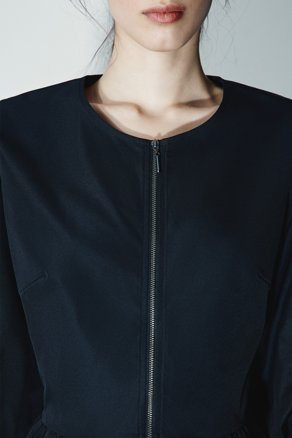 Блузка с баской и пышными рукавами - цвет черный - 5