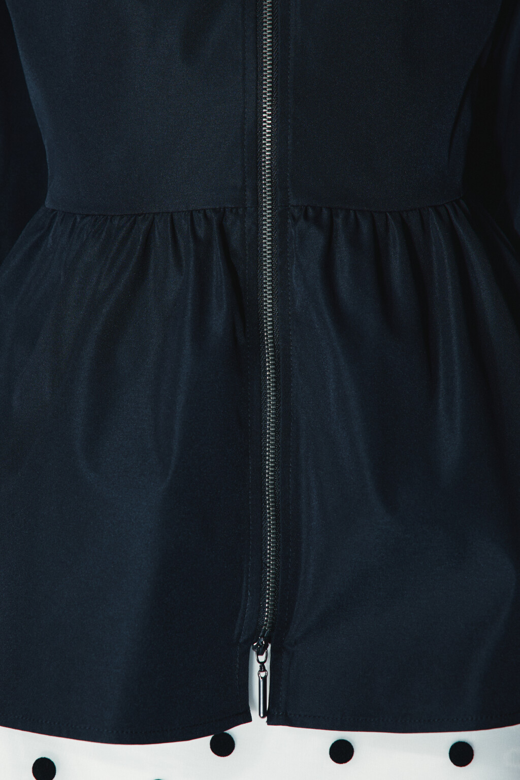 Блузка с баской и пышными рукавами - цвет черный - 6