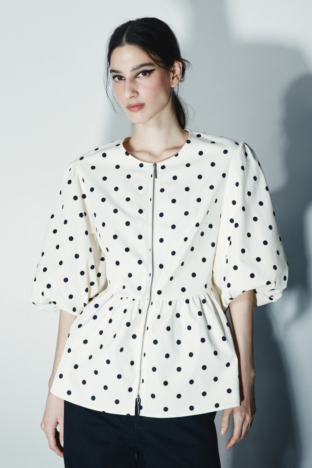 Блузка с баской и пышными рукавами - цвет бежевый - 3