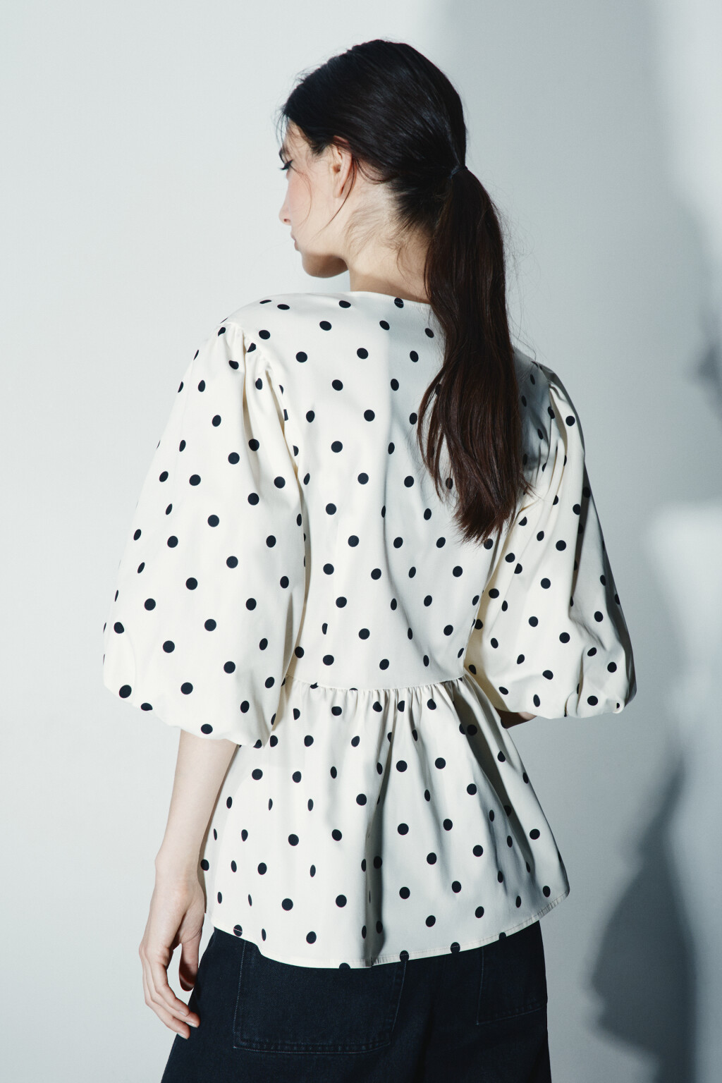 Блузка с баской и пышными рукавами - цвет бежевый - 4