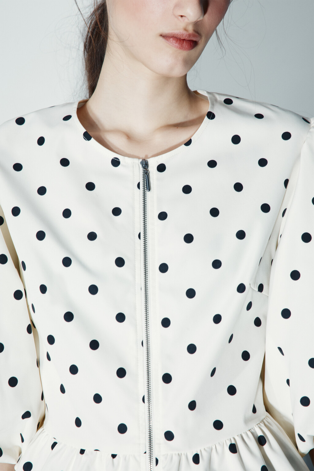 Блузка с баской и пышными рукавами - цвет бежевый - 6