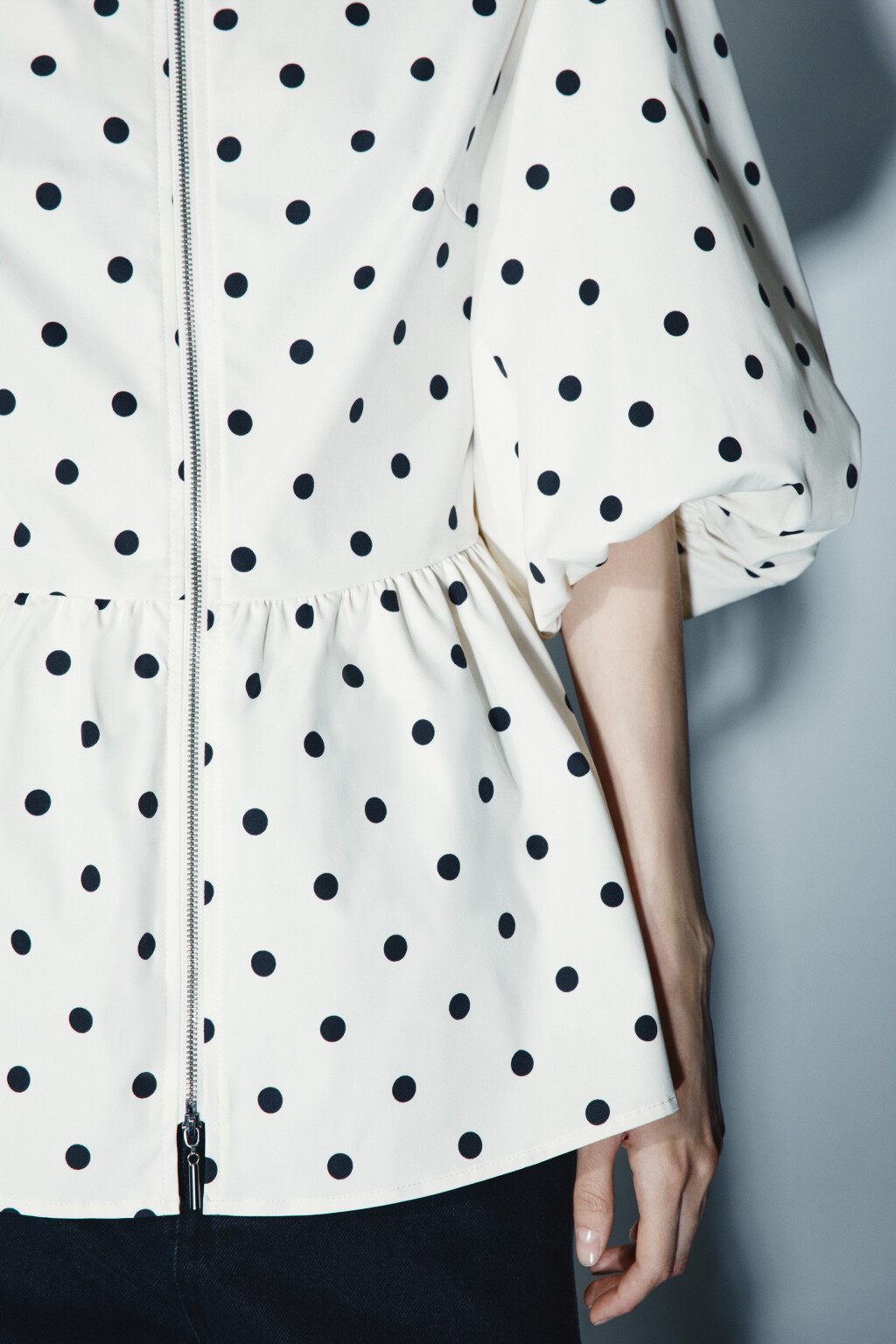 Блузка с баской и пышными рукавами - цвет бежевый - 7