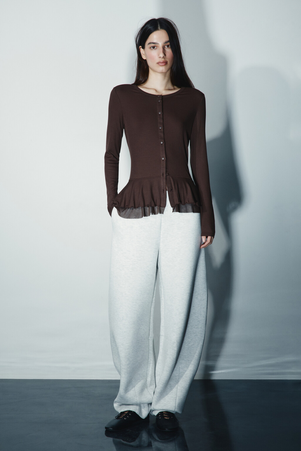 Лонгслив с сетчатой баской - цвет коричневый - 4