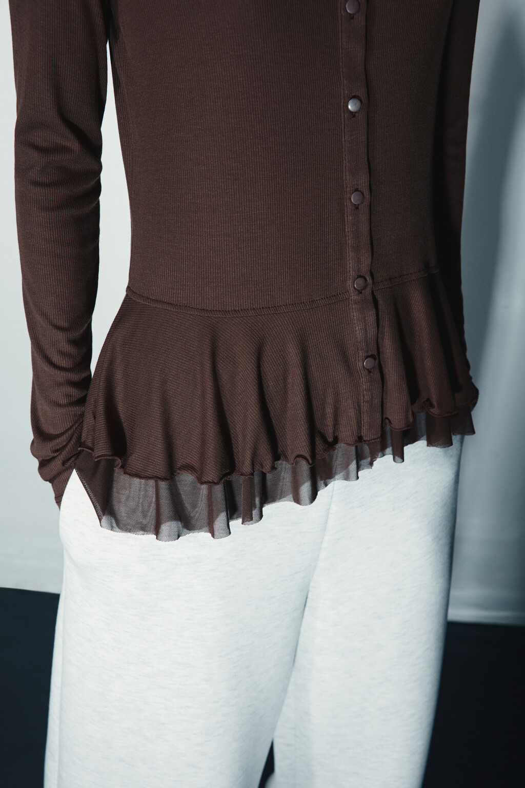 Лонгслив с сетчатой баской - цвет коричневый - 5