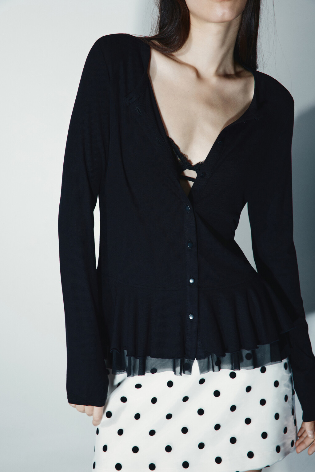 Лонгслив с сетчатой баской - цвет черный - 2