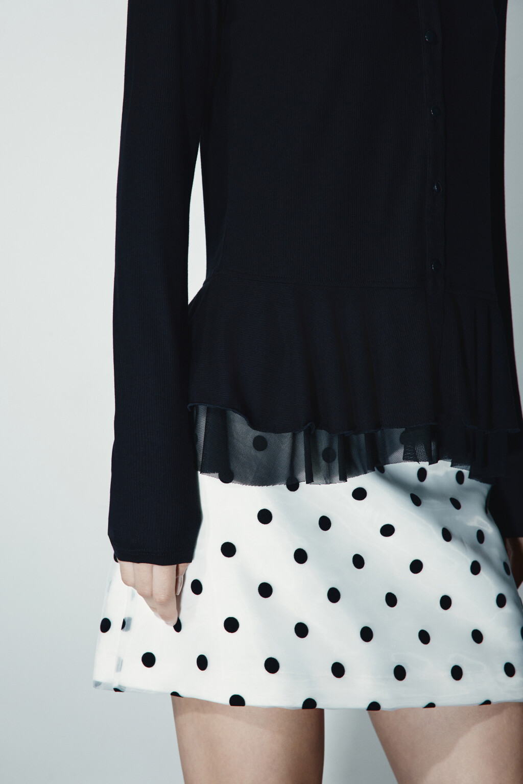 Лонгслив с сетчатой баской - цвет черный - 6