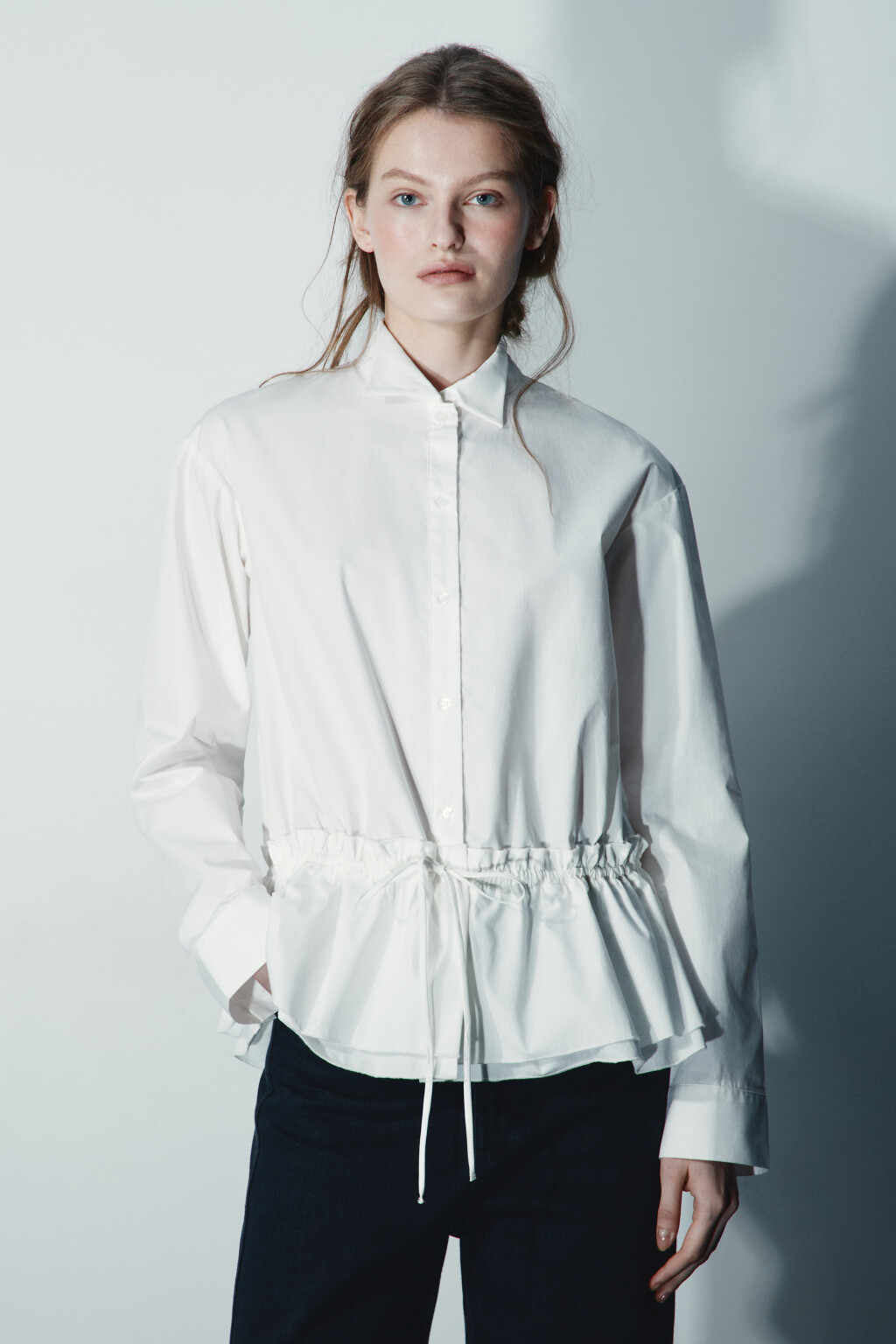 Рубашка с баской на завязке - цвет белый - 2