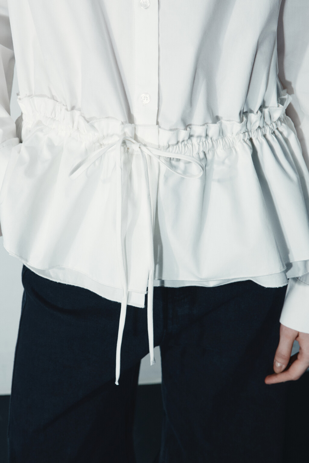 Рубашка с баской на завязке - цвет белый - 6