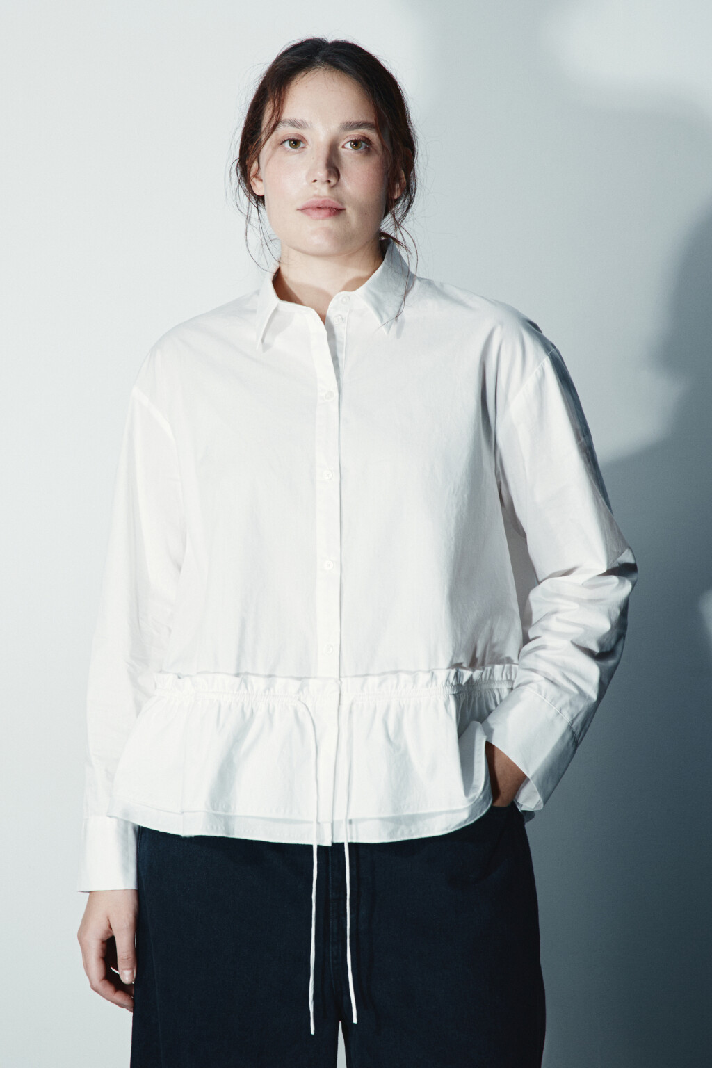 Рубашка с баской на завязке - цвет белый - 2