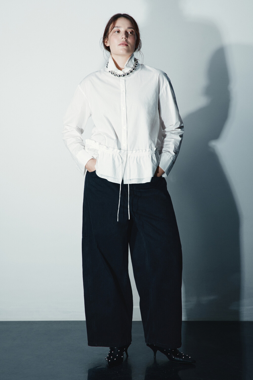 Рубашка с баской на завязке - цвет белый - 4