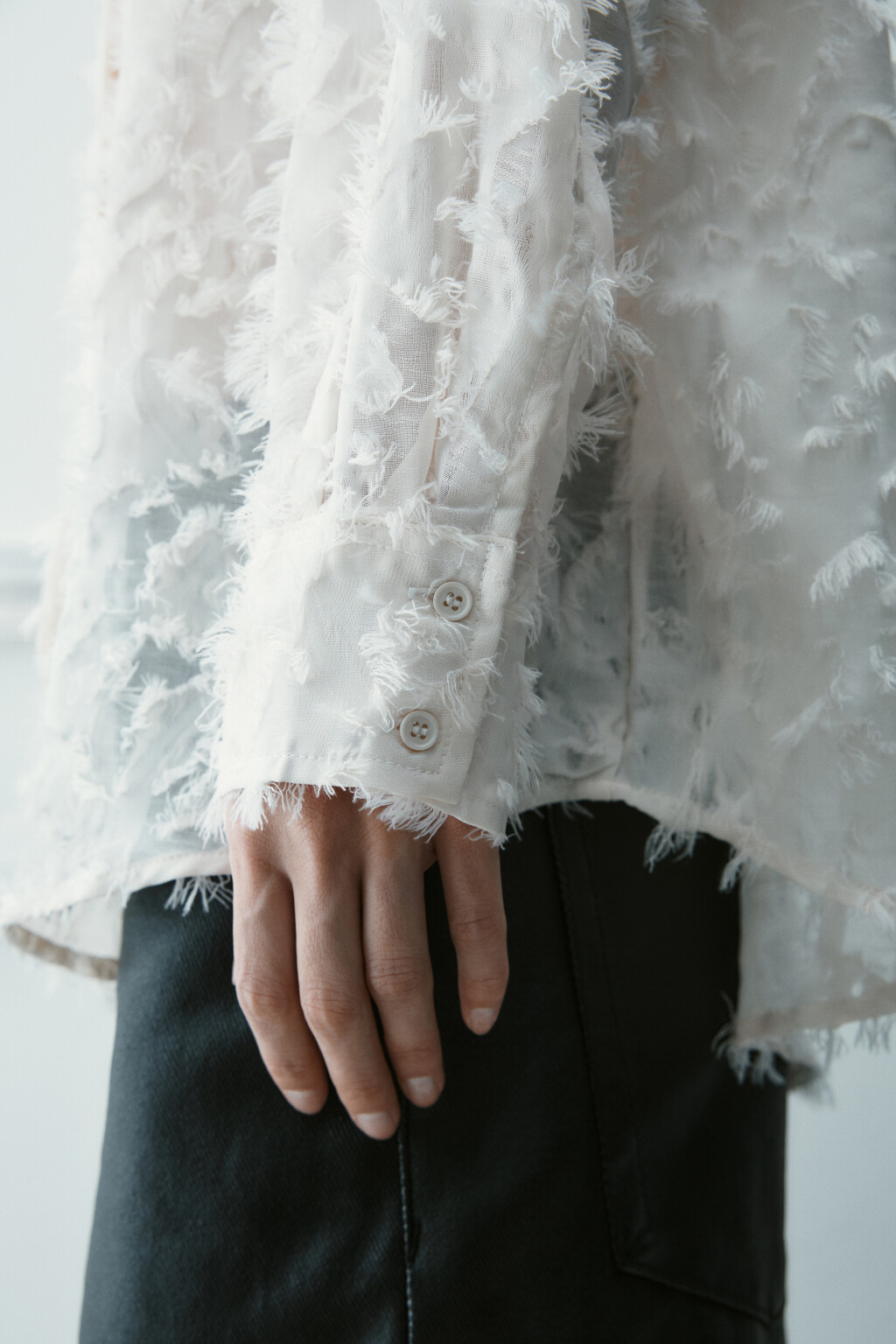 Рубашка рваная из шифона - цвет молочный - 7