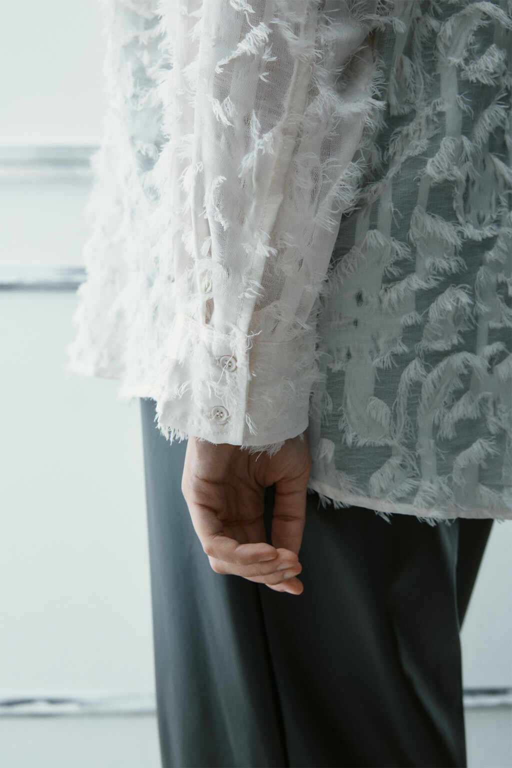 Рубашка рваная из шифона - цвет молочный - 9