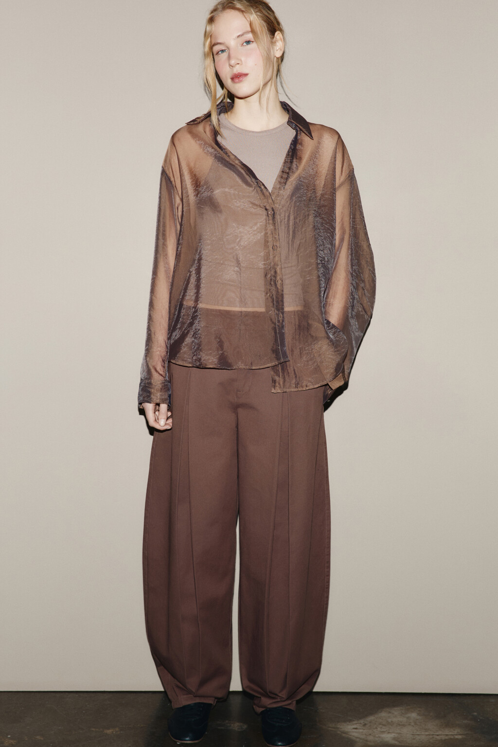 Набор рубашка oversize прозрачная с майкой - цвет коричневый - 2