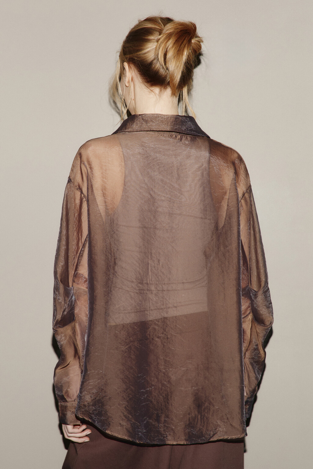 Набор рубашка oversize прозрачная с майкой - цвет коричневый - 4