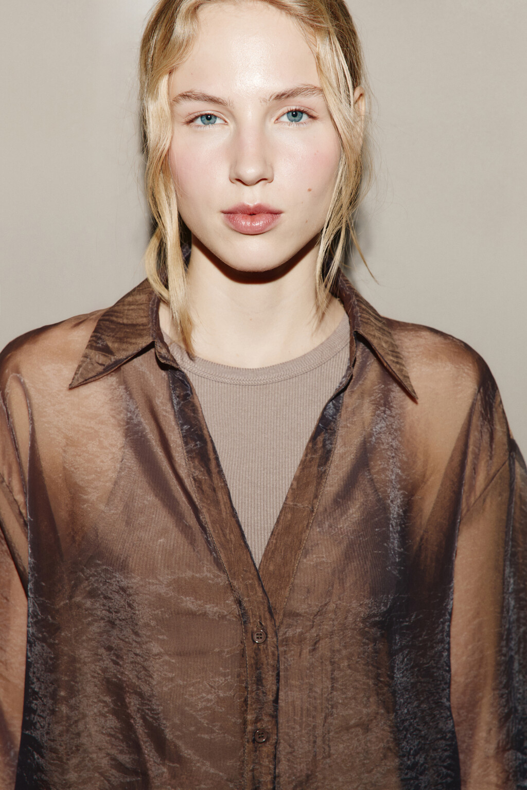 Набор рубашка oversize прозрачная с майкой - цвет коричневый - 6