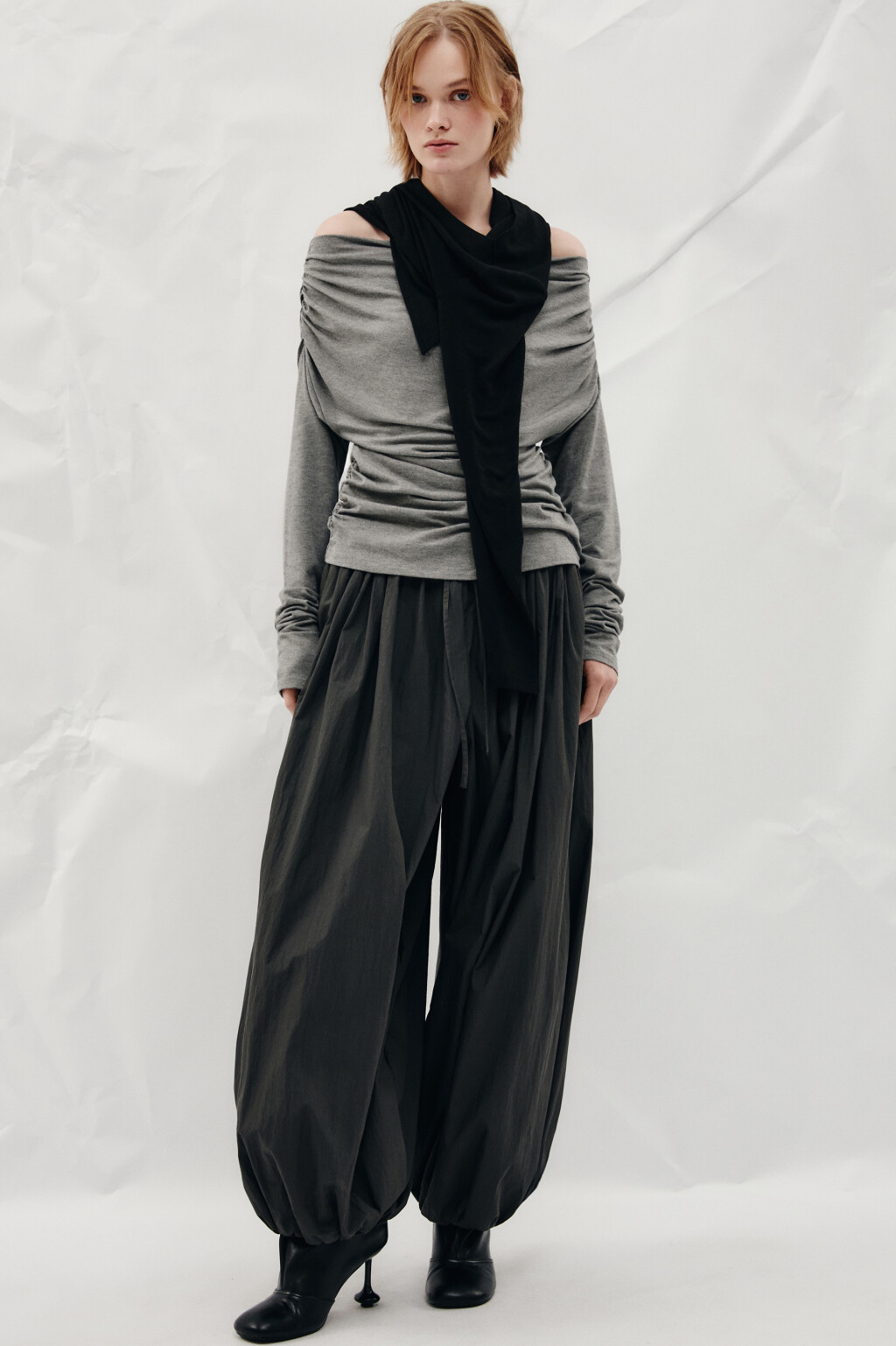 Блузка off-shoulders с драпировками - цвет серый - 2