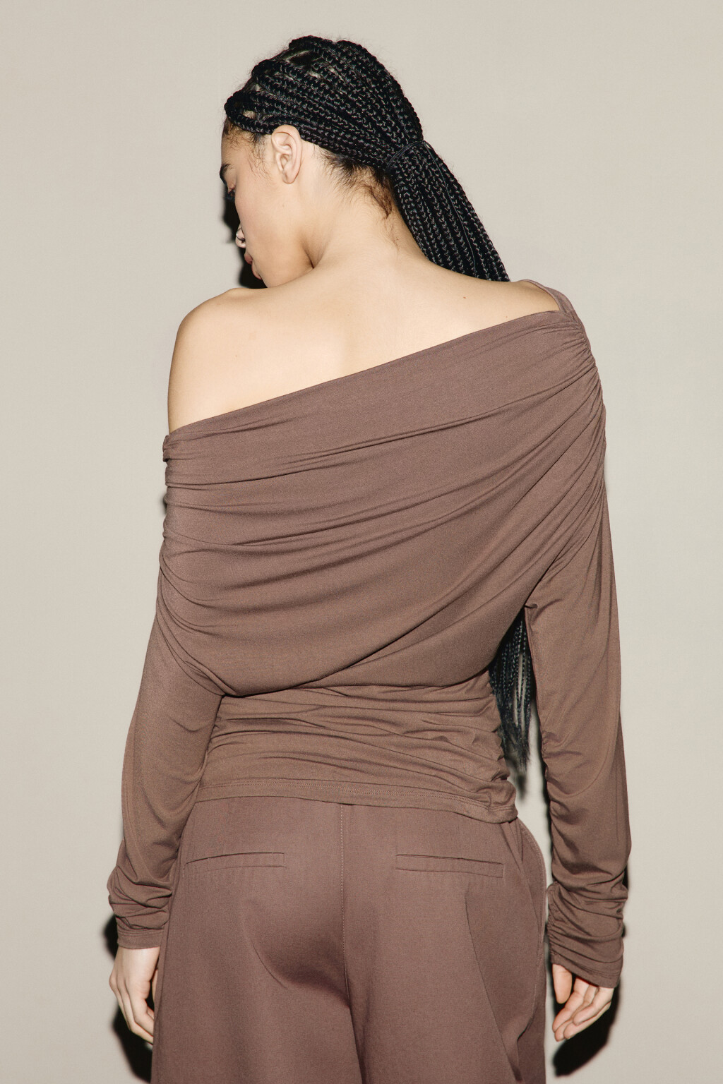 Блузка off-shoulders с драпировками - цвет коричневый - 3