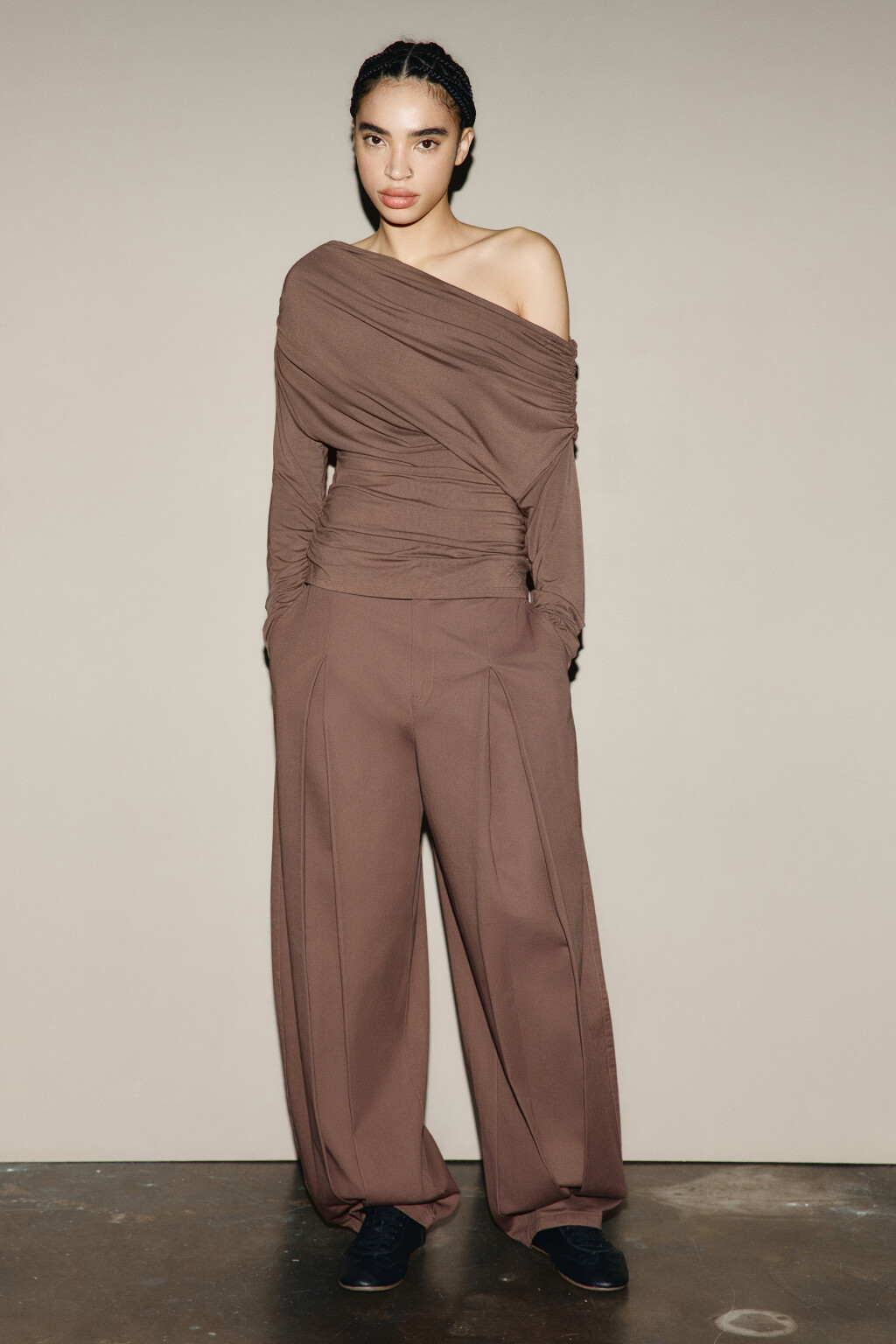 Блузка off-shoulders с драпировками - цвет коричневый - 4