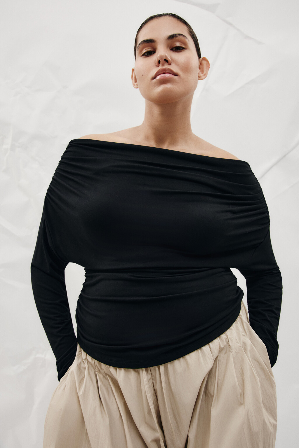 Блузка off-shoulders с драпировками - цвет черный - 1