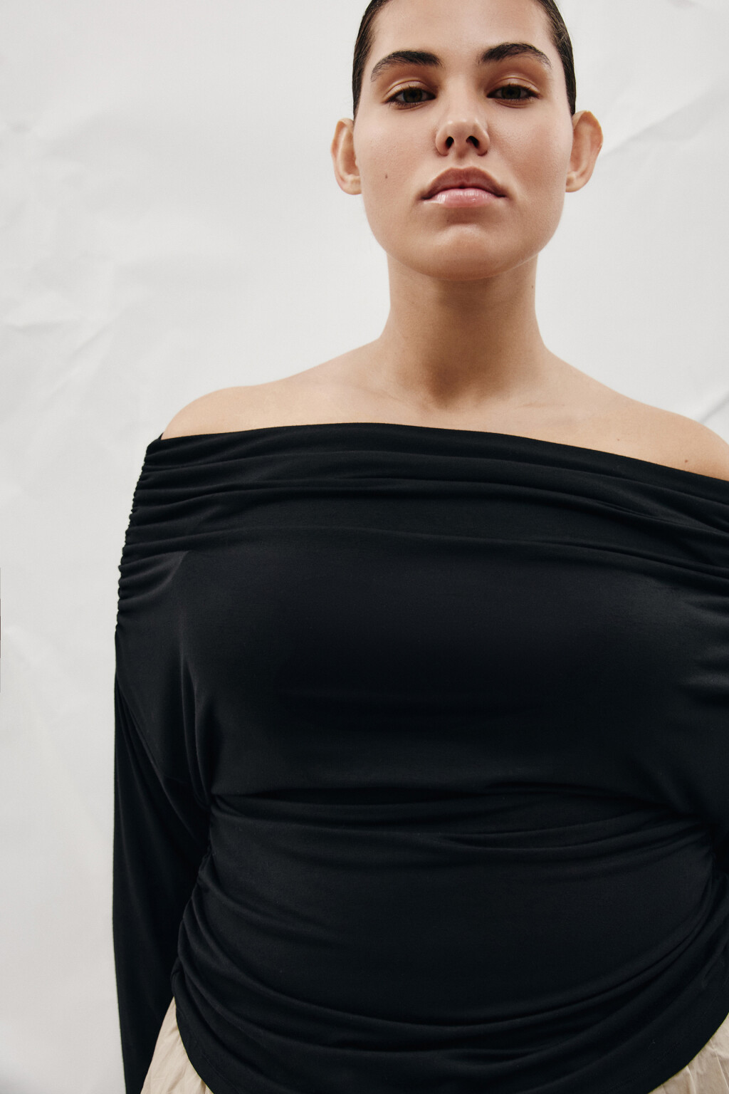 Блузка off-shoulders с драпировками - цвет черный - 6