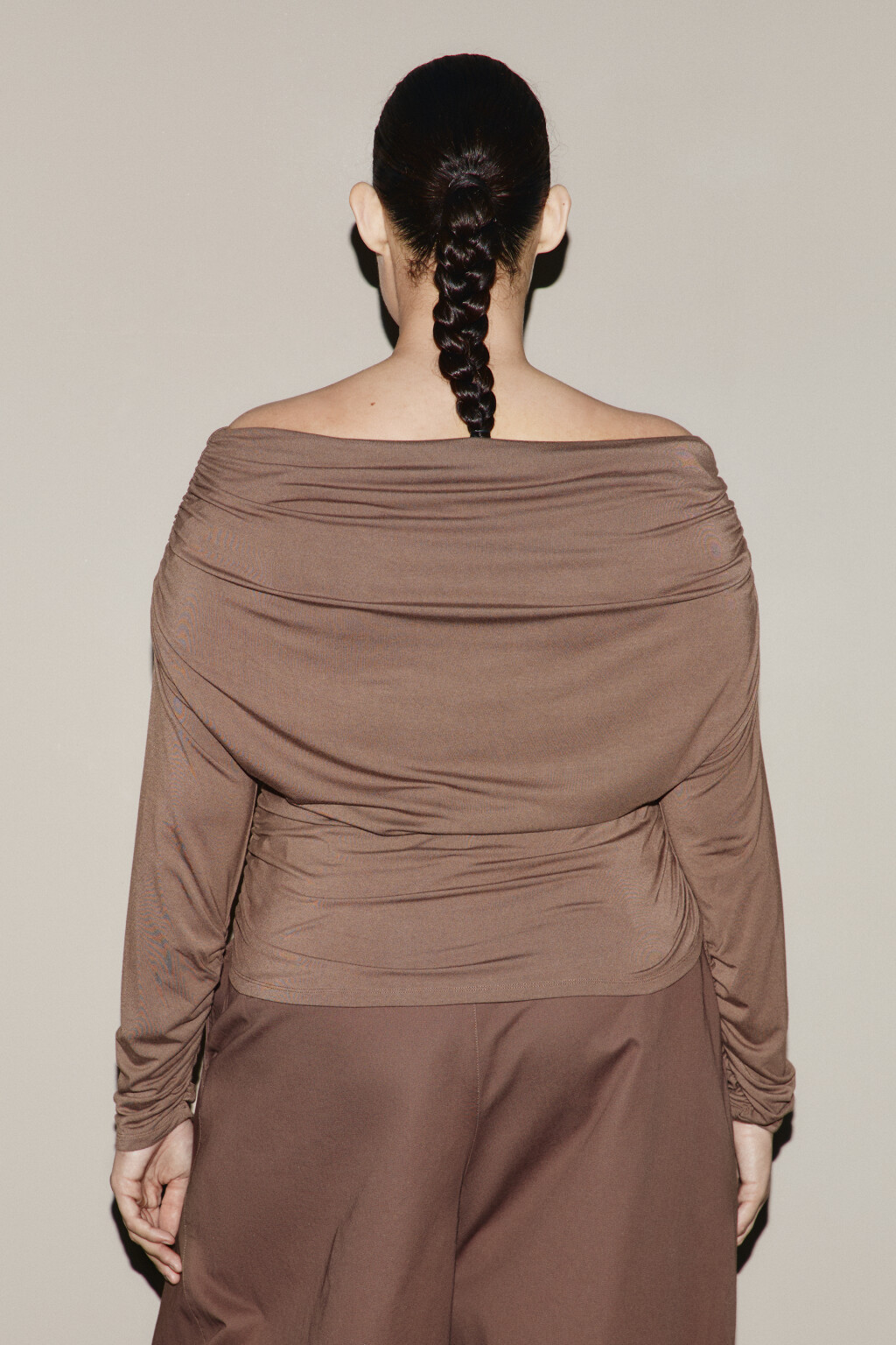 Блузка off-shoulders с драпировками - цвет коричневый - 3