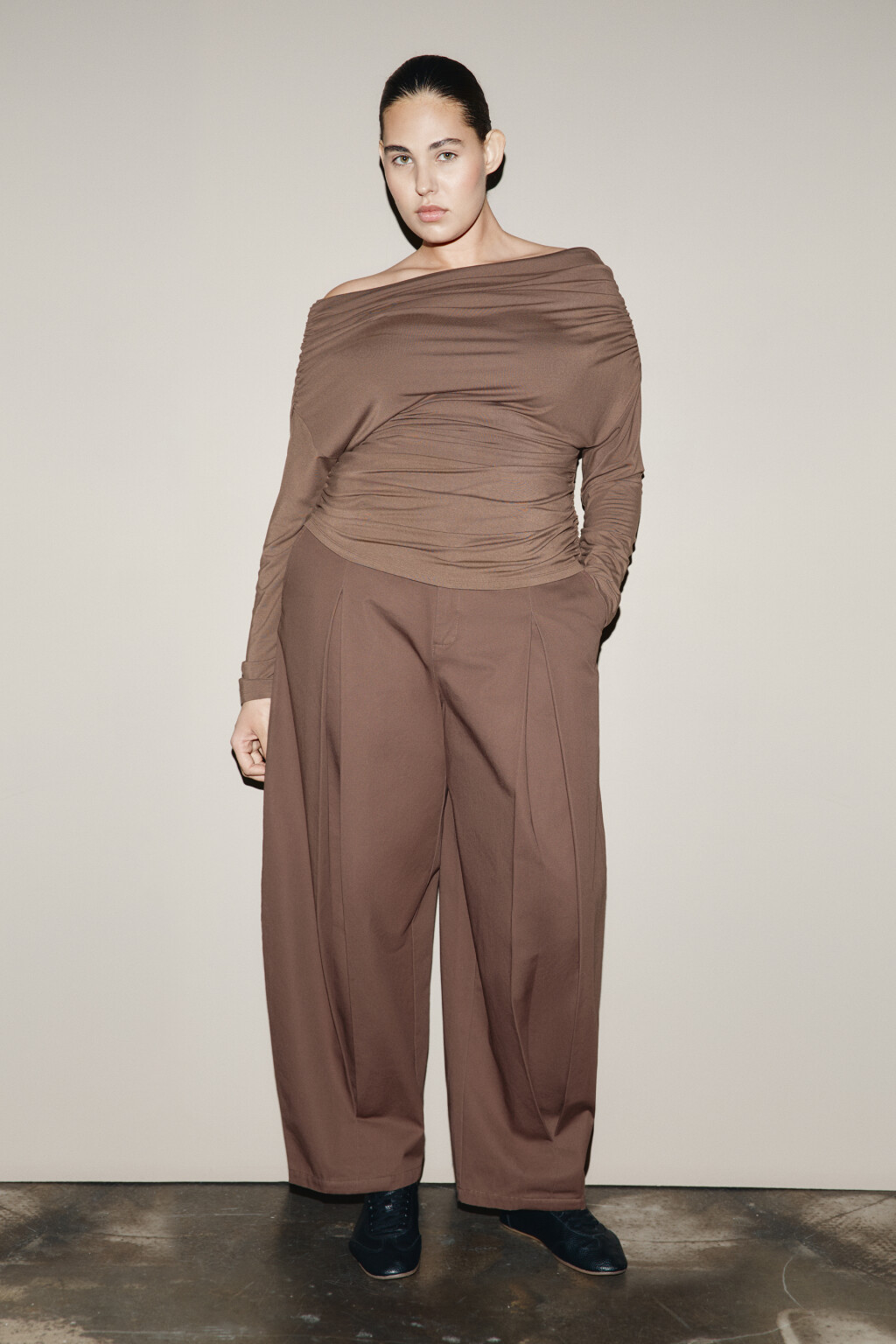 Блузка off-shoulders с драпировками - цвет коричневый - 4