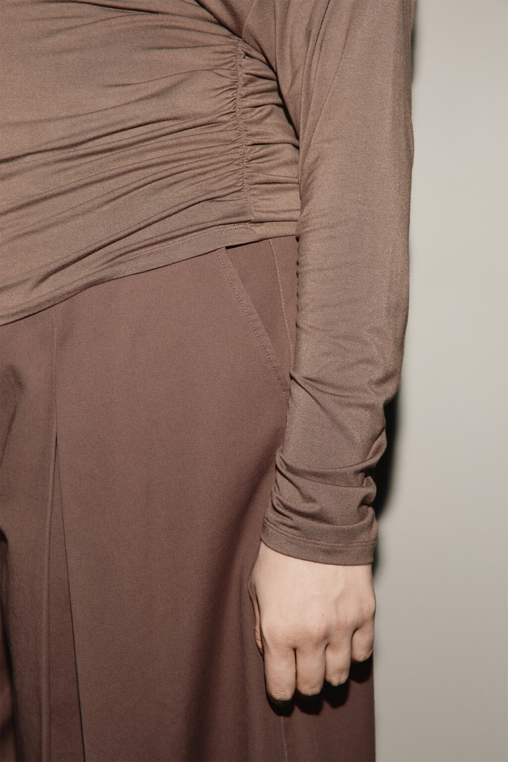 Блузка off-shoulders с драпировками - цвет коричневый - 6