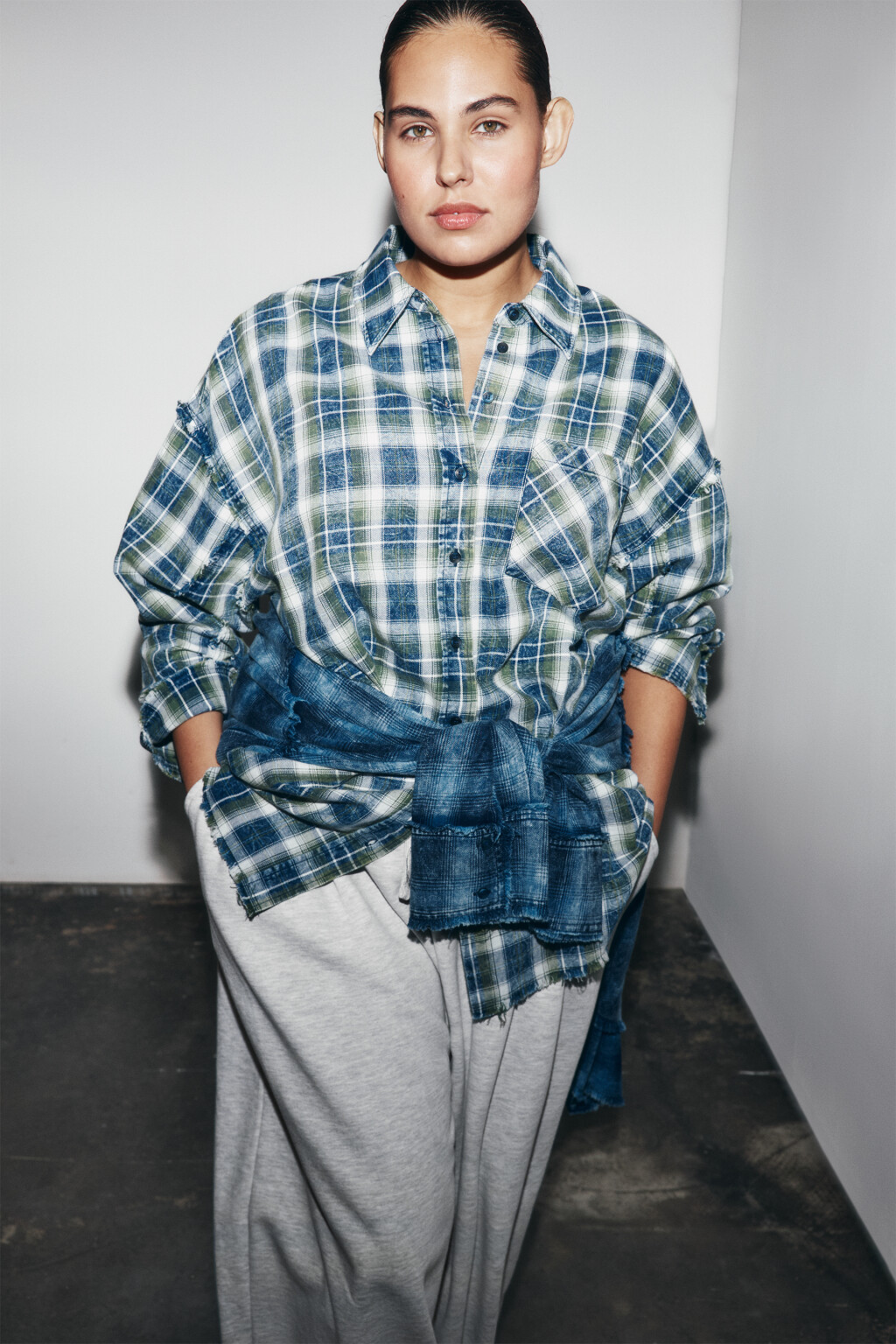 Рубашка рваная в вареным эффектом - цвет зеленый - 1