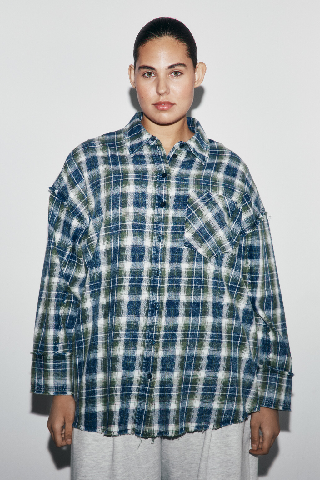 Рубашка рваная в вареным эффектом - цвет зеленый - 2