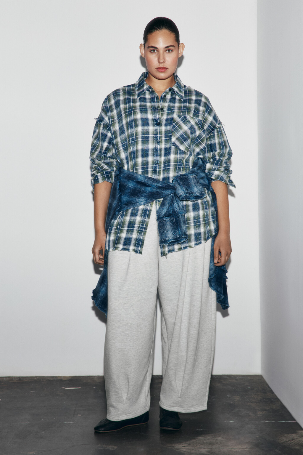 Рубашка рваная в вареным эффектом - цвет зеленый - 4