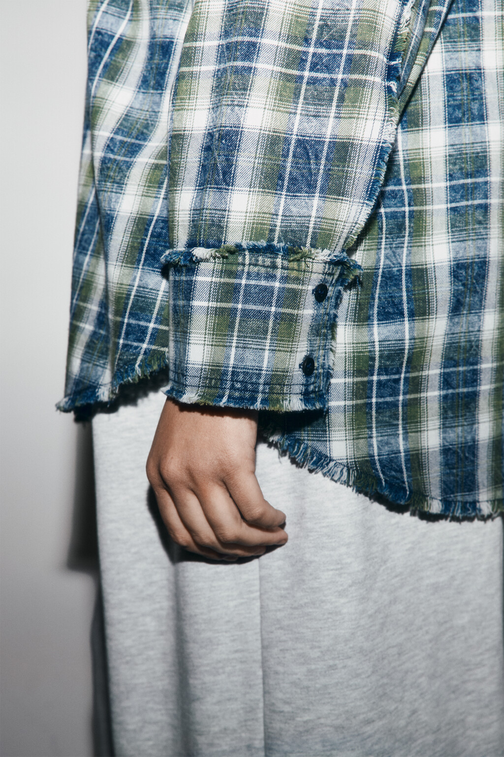 Рубашка рваная в вареным эффектом - цвет зеленый - 6