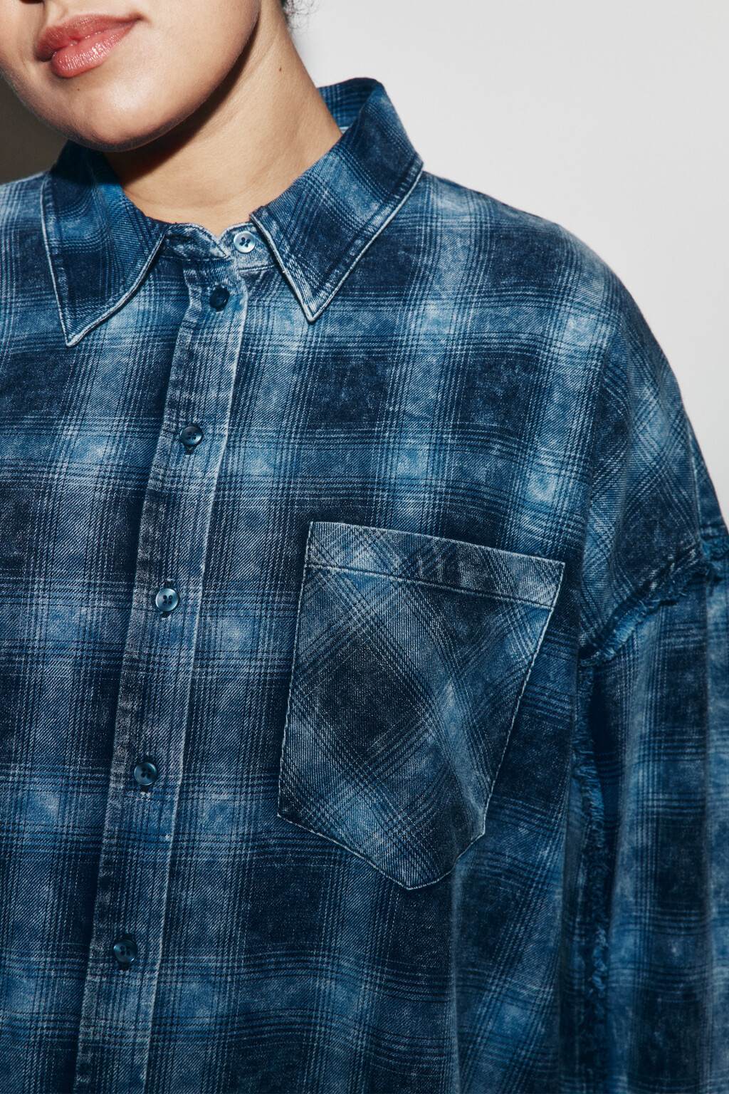 Рубашка рваная в вареным эффектом - цвет синий - 5