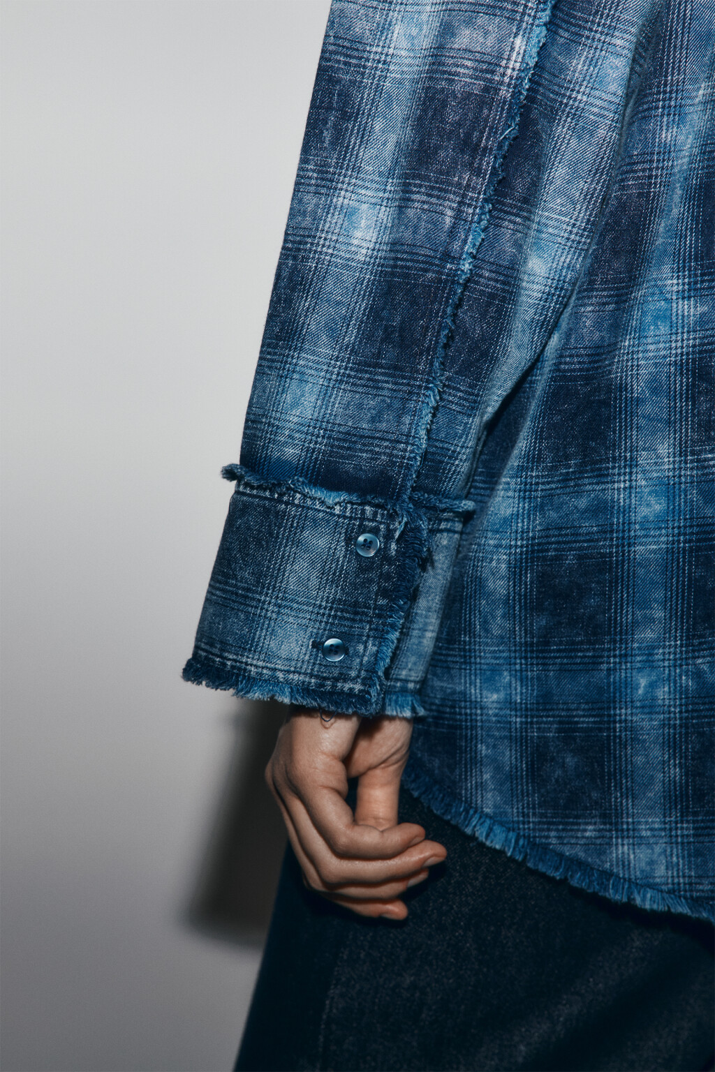 Рубашка рваная в вареным эффектом - цвет синий - 6