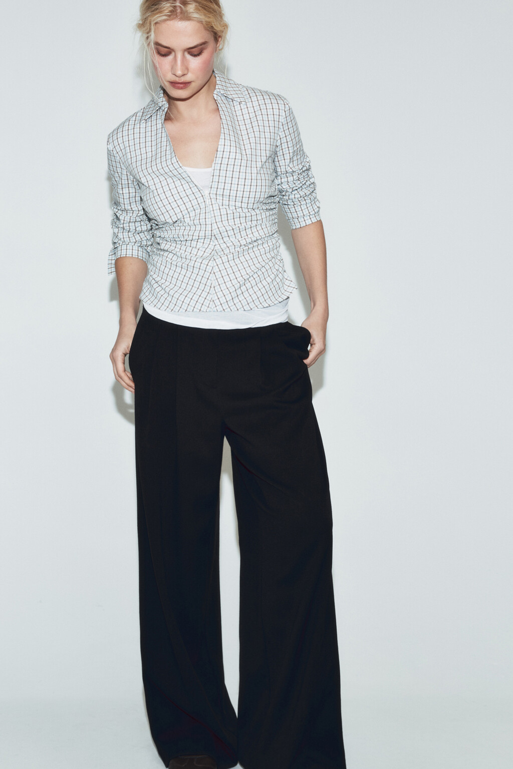 Рубашка приталенная в клетку с оборками - цвет бежевый - 2