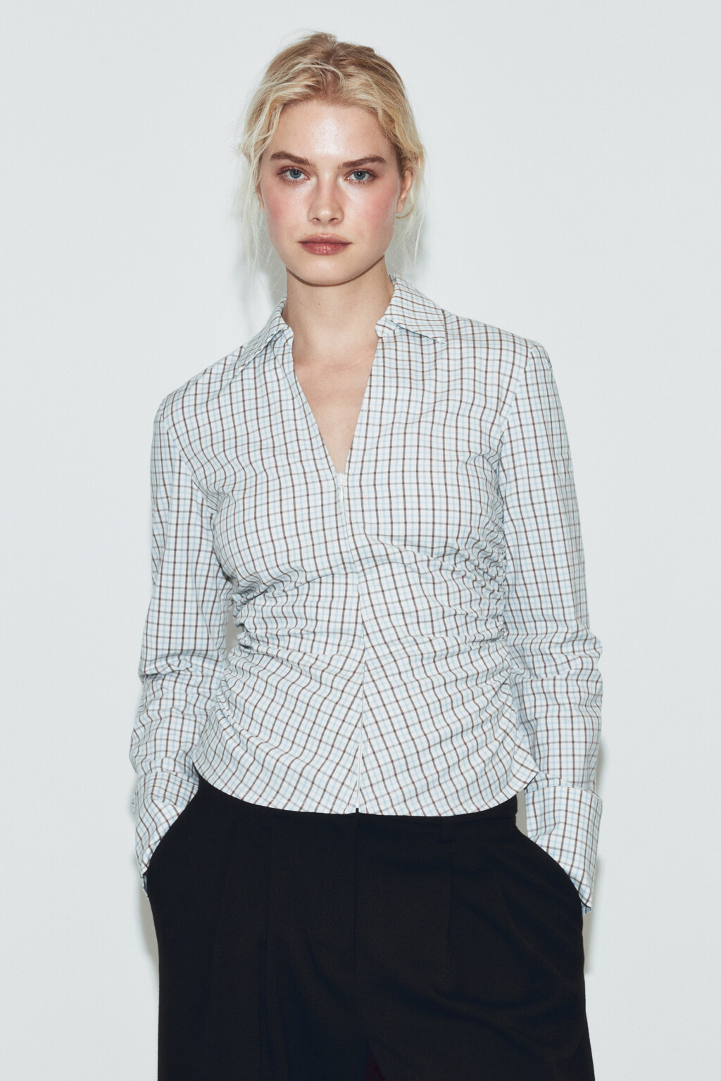 Рубашка приталенная в клетку с оборками - цвет бежевый - 3