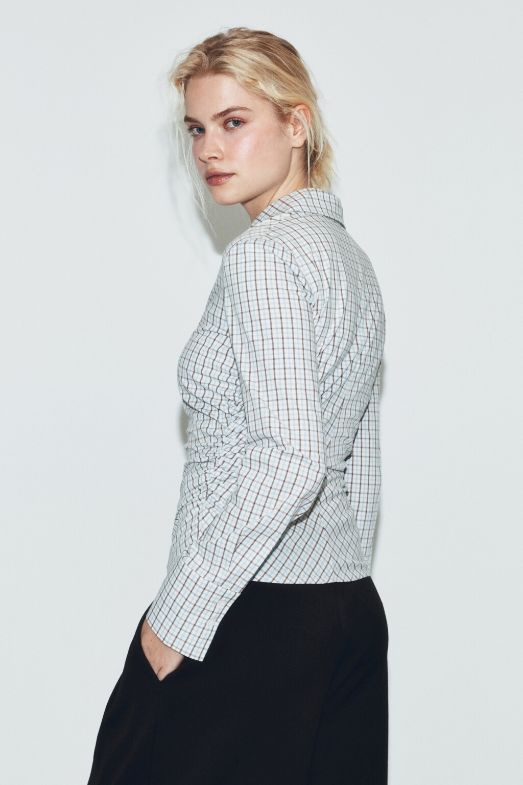 Рубашка приталенная в клетку с оборками - цвет бежевый - 4