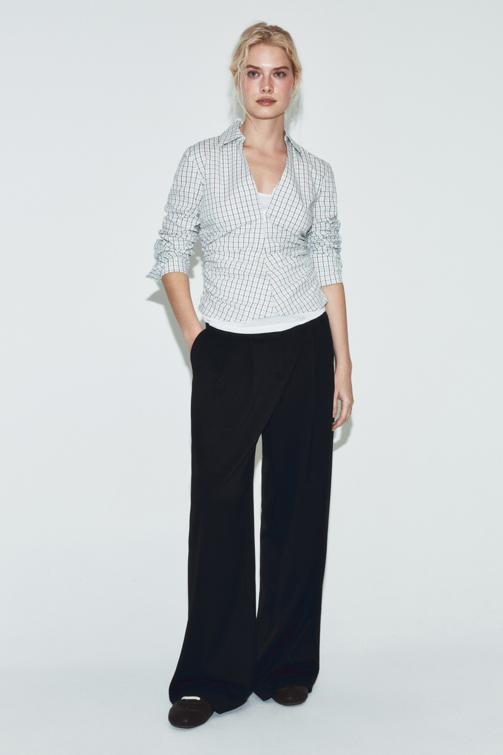 Рубашка приталенная в клетку с оборками - цвет бежевый - 5