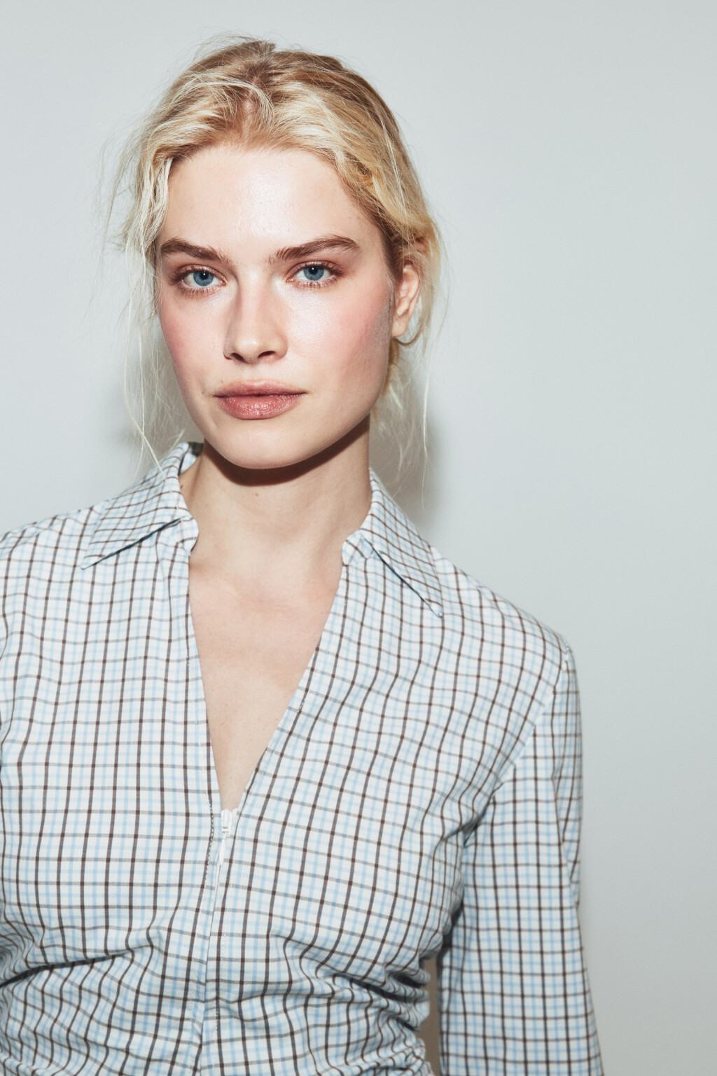 Рубашка приталенная в клетку с оборками - цвет бежевый - 6