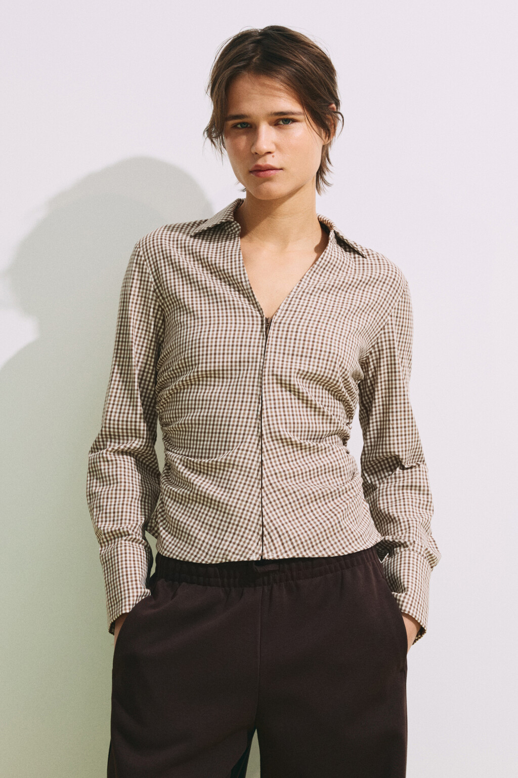 Рубашка приталенная в клетку с оборками - цвет бежевый - 2