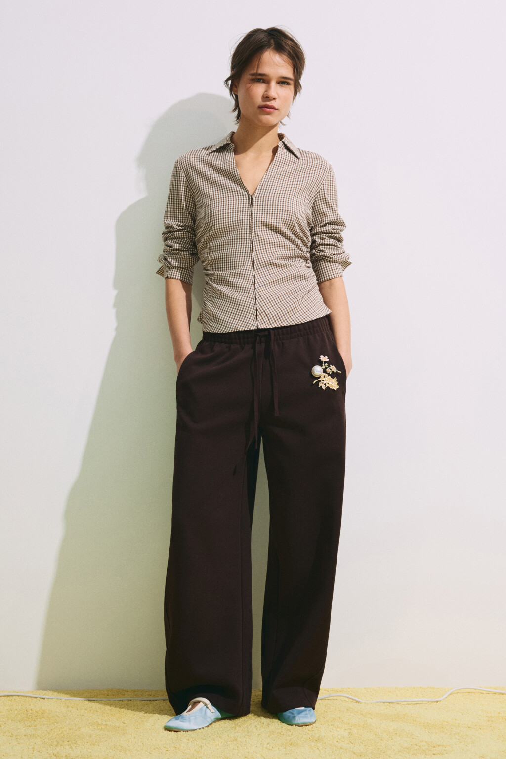 Рубашка приталенная в клетку с оборками - цвет бежевый - 4