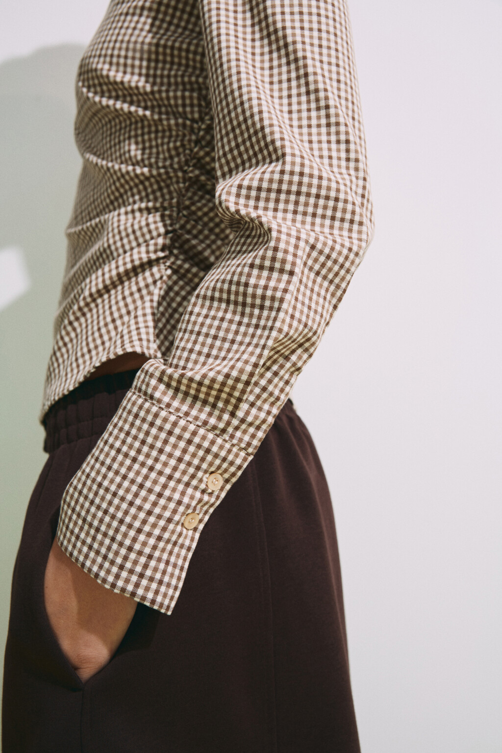 Рубашка приталенная в клетку с оборками - цвет бежевый - 6