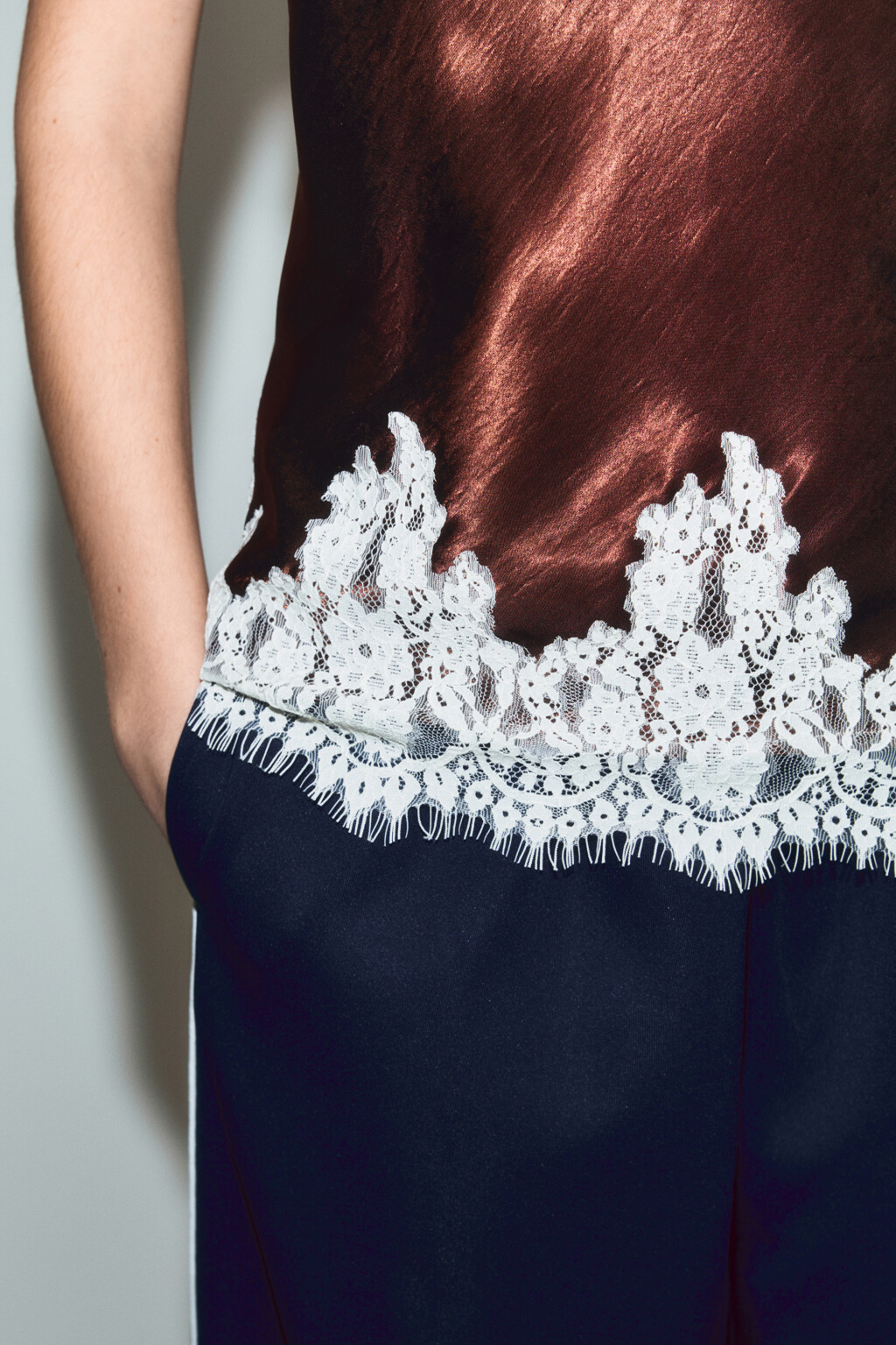 Майка-топ атласная с кружевом - цвет коричневый - 6